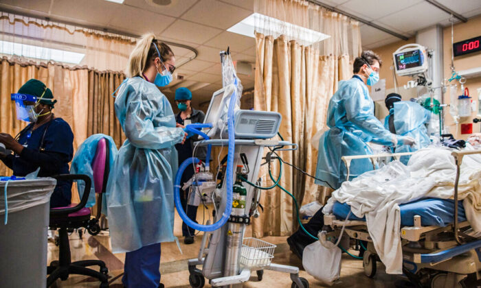 Trabalhadores da saúde são vistos em uma foto recente de arquivo (ARIANA DREHSLER/AFP via Getty Images)
