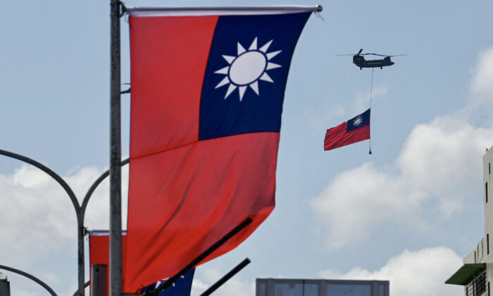Um helicóptero CH-47 Chinook carrega uma bandeira taiwanesa durante as celebrações do dia nacional em Taipei, no dia 10 de outubro de 2021 (Sam Yeh / AFP via Getty Images)