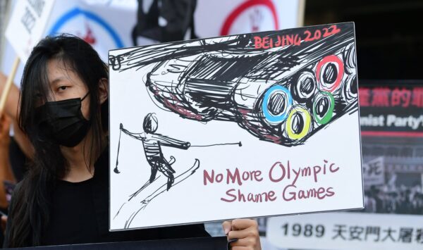Uma mulher e um grupo de ativistas se manifestam diante do consulado chinês em Los Angeles, na Califórnia, no dia 3 de novembro de 2021. Ativistas pedem boicote aos Jogos Olímpicos de Inverno de 2022 em Pequim, devido a preocupações com os direitos humanos na China (Frederic J. Brown / AFP via Getty Images)