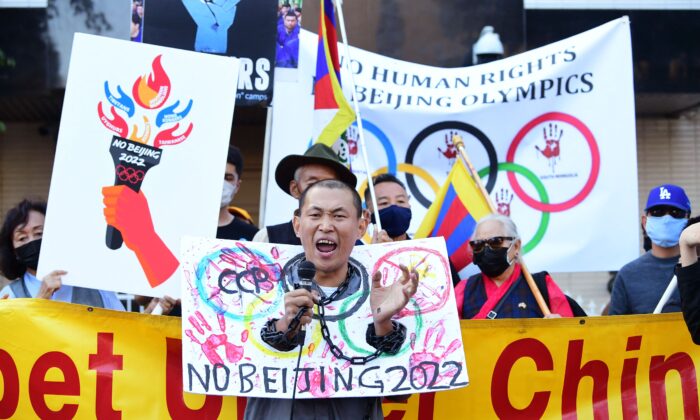 Ativistas se manifestam em frente ao Consulado Chinês em Los Angeles, na Califórnia, pedindo um boicote aos Jogos Olímpicos de Inverno de Pequim em 2022 devido a preocupações com o histórico de direitos humanos da China, no dia 3 de novembro de 2021 (Frederic J. Brown / AFP via Getty Images)