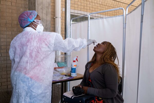 Um trabalhador de saúde realiza um teste PCR para a COVID-19 no laboratório Lancet de Joanesburgo, em 30 de novembro de 2021 (EMMANUEL CROSET / AFP Getty Images) 