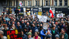 Protestos eclodem em toda Europa devido às últimas medidas contra a COVID-19