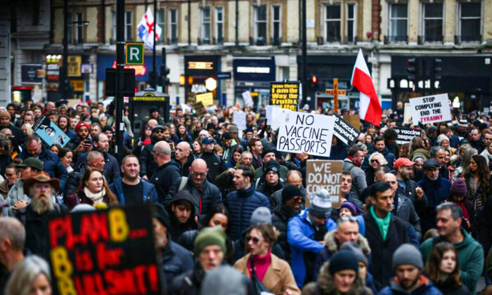 Protestos eclodem em toda Europa devido às últimas medidas contra a COVID-19