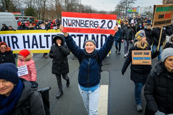 Participantes protestam em Nuremberg, na Alemanha, no dia 19 de dezembro de 2021 (Leonhard Simon / Getty Images)