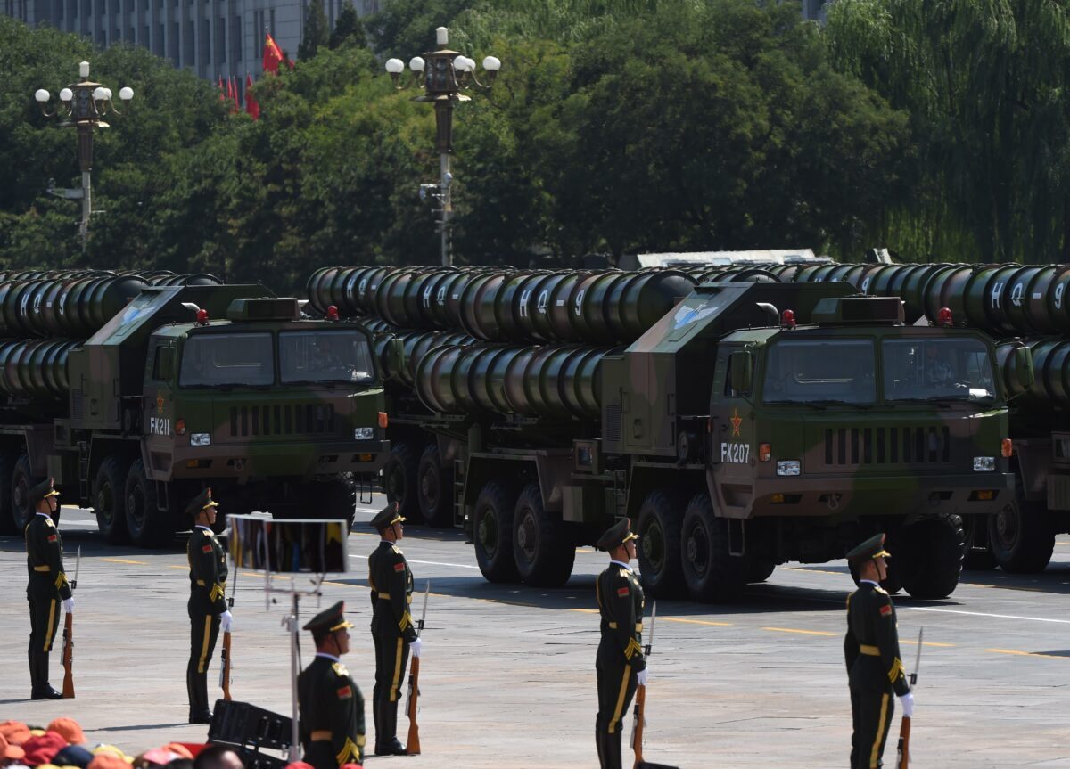 Lançadores de mísseis terra-ar HQ-9 do Exército de Libertação do Povo, da China, durante um desfile militar na Praça Tiananmen, em Pequim, no dia 3 de setembro de 2015. Uma versão modificada deste míssil foi usada para derrubar um satélite em um teste conduzido pela China em 2007 (Greg Baker / AFP via Getty Images)
