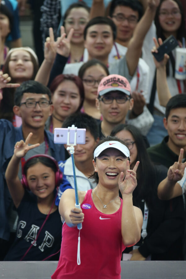 Peng Shuai da China tira uma selfie com os fãs após vencer a partida do solo feminino da primeira rodada contra Venus Williams, dos EUA, no terceiro dia do China Open 2016 no China National Tennis Center, em Pequim, na China, no dia 3 de outubro de 2016 ( Emmanuel Wong / Getty Images)