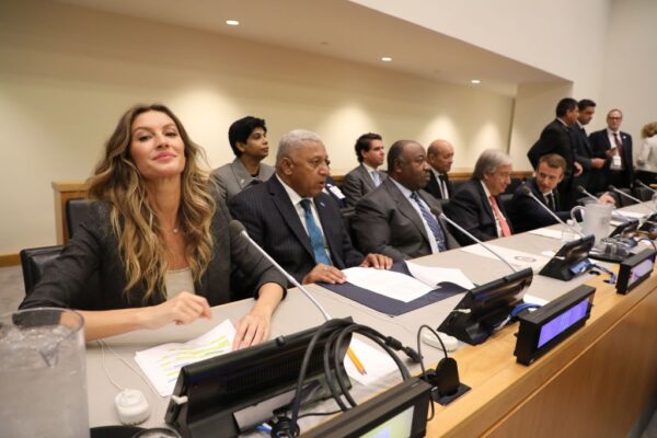 A supermodelo brasileira, Gisele Bündchen observa durante encontro do Pacto Global pelo Meio Ambiente na sede das Nações Unidas, no dia 19 de setembro de 2017, em Nova Iorque (via Getty Images)