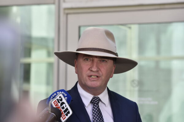 Barnaby Joyce se pronuncia à imprensa em Canberra, na Austrália, no dia 16 de fevereiro de 2018 (Michael Masters / Getty Images)
