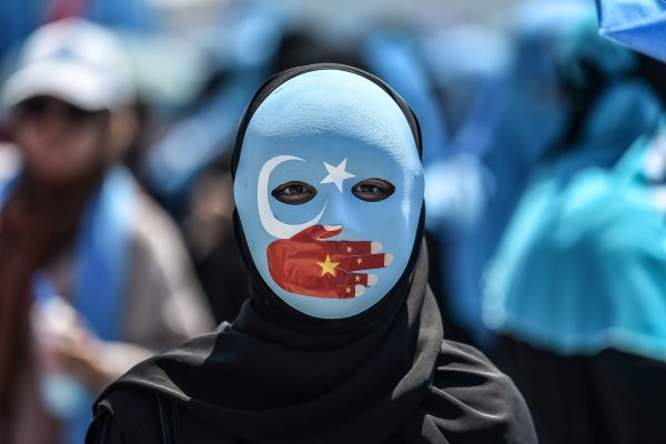 Um manifestante participa de um protesto denunciando o tratamento dado a muçulmanos uigures pela China em frente ao consulado chinês em Istambul, no dia 5 de julho de 2018 (Ozan Kose / AFP / Getty Images)