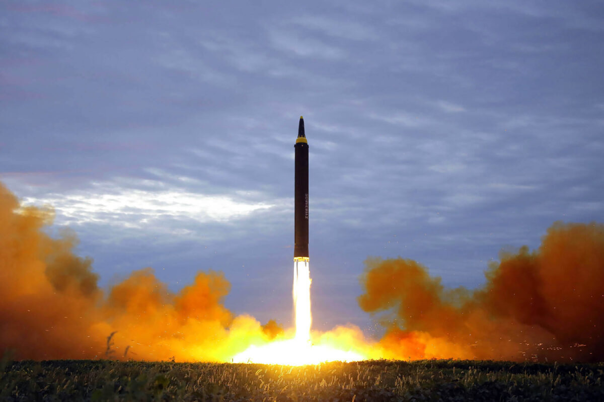 Foguete balístico estratégico de alcance intermediário Hwasong-12 da Coreia do Norte decolando da plataforma de lançamento em um local não revelado perto de Pyongyang, em 29 de agosto de 2017 (STR / AFP via Getty Images)