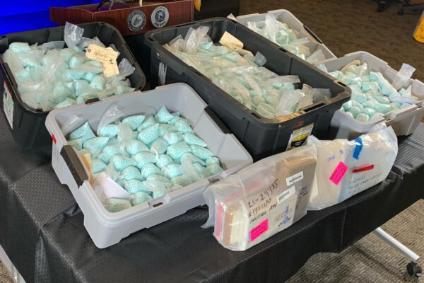 Comprimidos ilícitos com fentanil e outros narcóticos são exibidos pelas autoridades policiais durante uma coletiva de imprensa em Scottsdale, no Arizona, no dia 16 de dezembro de 2021 (Scottsdale PD)