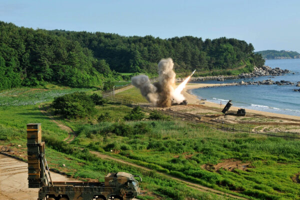Nesta fotografia divulgada pelas Forças dos EUA na Coreia, o sistema de foguete de lançamento múltiplo US M270 dispara um míssil tático do Exército MGM-140 na costa leste da Coreia do Sul, no dia 5 de julho de 2017 (Forças dos EUA na Coreia via Getty Images)