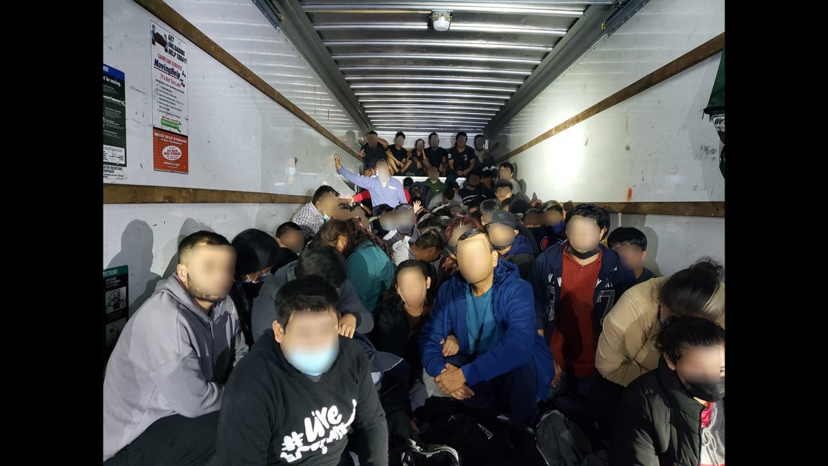 Em 14 de janeiro de 2021, agentes da Patrulha de Fronteira dos Estados Unidos do setor de Laredo impediram uma tentativa de tráfico humano envolvendo um caminhão de aluguel U-Haul em South Laredo e prenderam 114 imigrantes ilegais (Cortesia CBP)