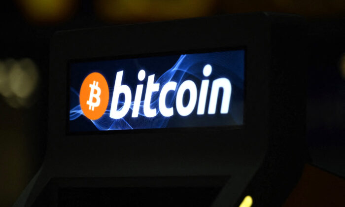 Visualização de uma placa de Bitcoin em um caixa eletrônico de Bitcoin em San Salvador, no dia 24 de junho de 2021 (Marvin Recinos / AFP via Getty Images)
