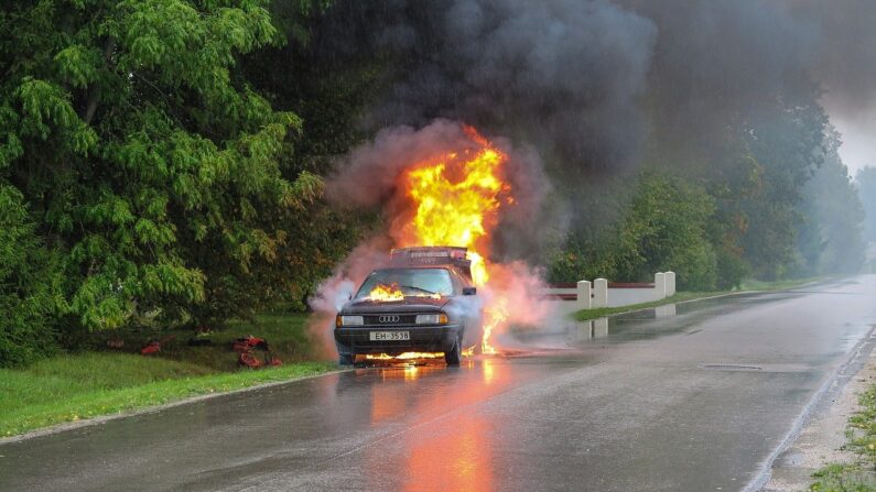 Garçonete vê mulher presa em carro em chamas, corre para socorrê-la e salva sua vida