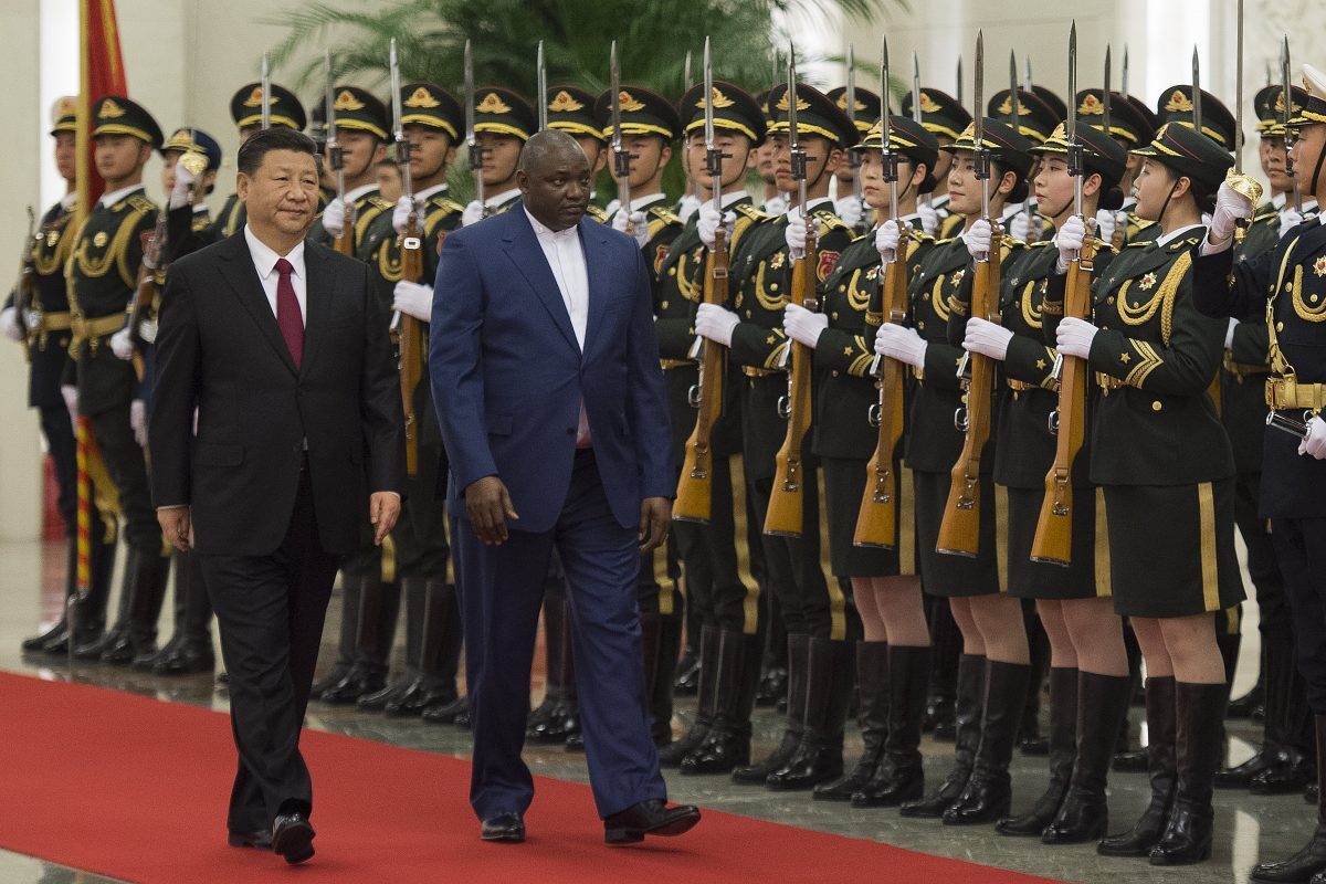 O presidente da Gâmbia, Adama Barrow, caminha com o líder chinês Xi Jinping durante uma cerimônia de boas-vindas no Grande Salão do Povo, em Pequim, no dia 21 de dezembro de 2017. Os dois países restauraram suas relações diplomáticas em 2016. (Nicolas Asfouri / AFP / Getty Images)
