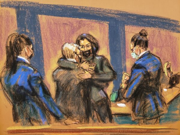Ghislaine Maxwell abraça sua advogada, Bobbi Sternheim, durante o julgamento de Maxwell, a associada de Jeffrey Epstein, acusada de tráfico sexual, em um tribunal na cidade de Nova Iorque, NY, em 6 de dezembro de 2021 (Jane Rosenberg / Reuters)