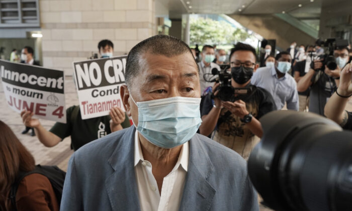 Jimmy Lai chega a um tribunal em Hong Kong em 15 de outubro de 2020 (Kin Cheung / AP)