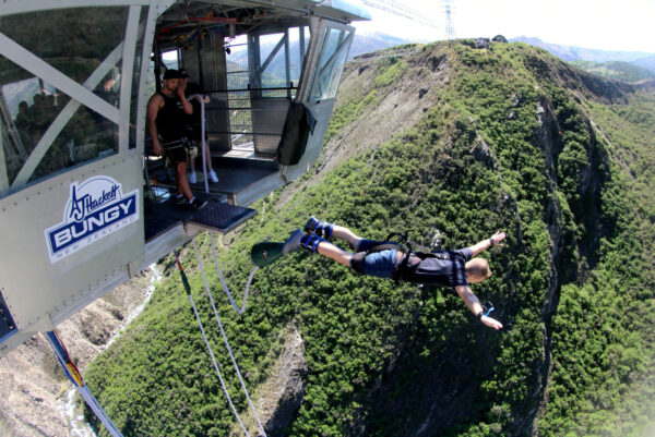 Sam fazendo bungee jump na Nova Zelândia antes de ser diagnosticado com câncer (SWNS)