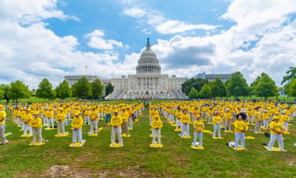 Os praticantes do Falun Dafa realizam seus exercícios em um ato ao 20º aniversário da perseguição ao Falun Dafa na China, no gramado oeste do Capitólio, no dia 18 de julho de 2019 (Mark Zhou / Epoch Times)