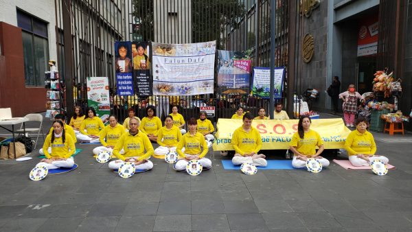 A meditação em 18 de julho na Cidade do México pede o fim de 21 anos de perseguição ao Falun Dafa (Cortesia Falun Dafa México)