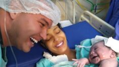 Momento de ternura quando uma recém-nascida sorri ao ouvir a voz de seu pai no Brasil