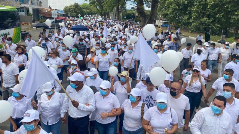 Fotografia de arquivo pessoal, fornecida no dia 21 de janeiro de 2022, mostra uma marcha para rejeitar a violência em Saravena (Colômbia) (EFE / Arquivo Pessoal)