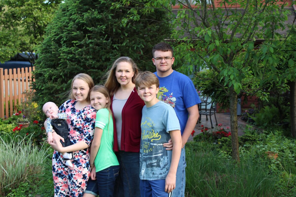Eric Stadler com seus quatro filhos biológicos e o bebê Easton (Cortesia: LeAnne Stadler)