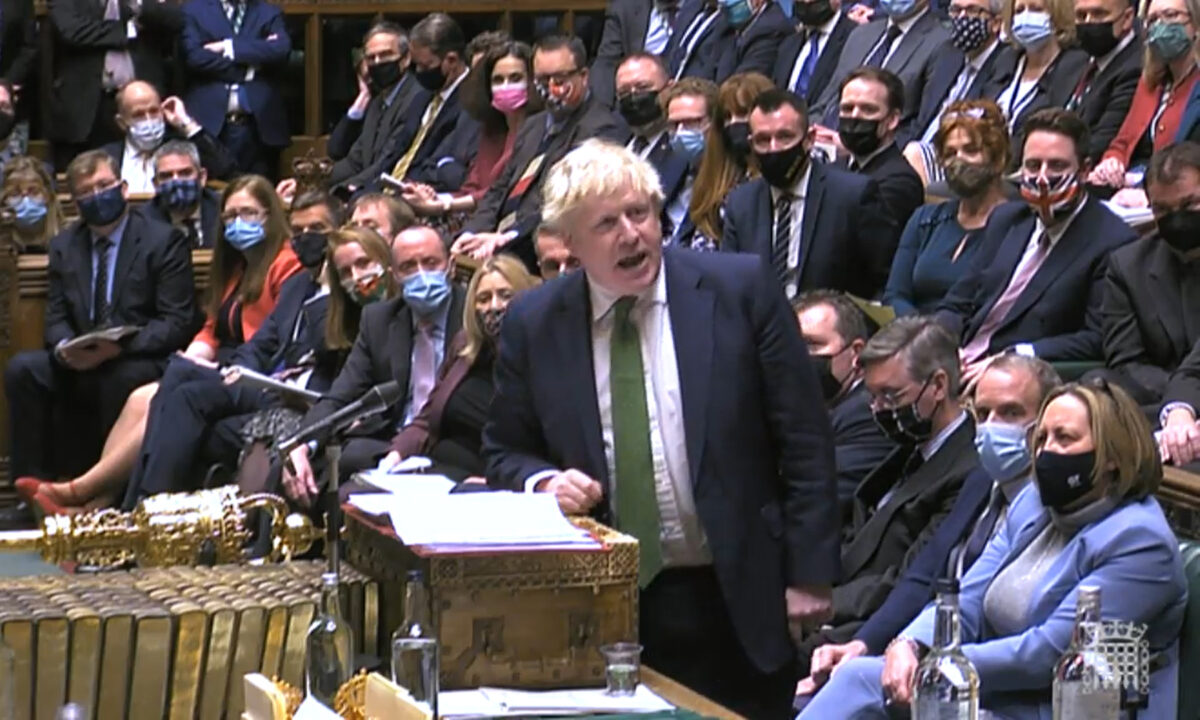 O primeiro-ministro Boris Johnson se pronuncia durante as perguntas do primeiro-ministro na Câmara dos Comuns, em Londres, no dia 19 de janeiro de 2022 (House of Commons/PA)
