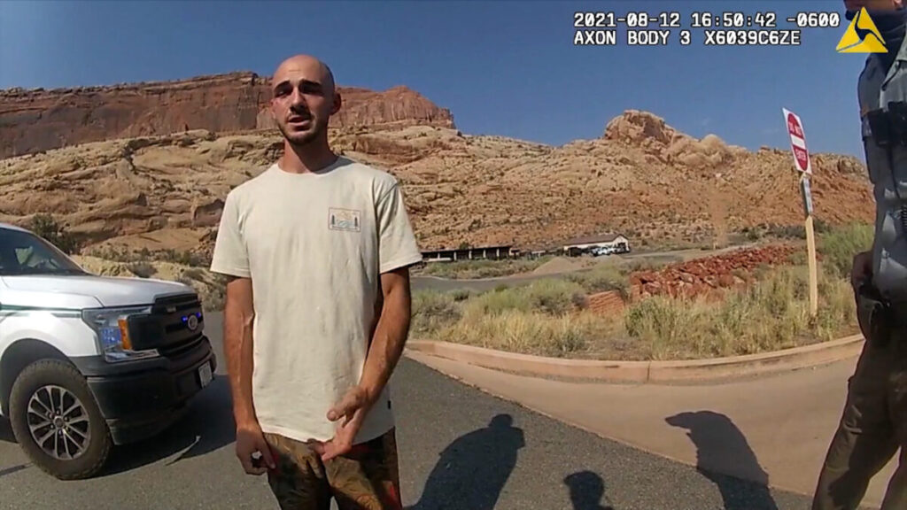 Nesta captura de tela de um vídeo da câmera da polícia, Brian Laundrie conversa com um policial após a polícia parar a van em que ele estava viajando com sua namorada, Gabrielle “Gabby” Petito, perto da entrada do Parque Nacional Arches, em Utah, no dia 12 de agosto de 2021 (Departamento de Polícia de Moab)