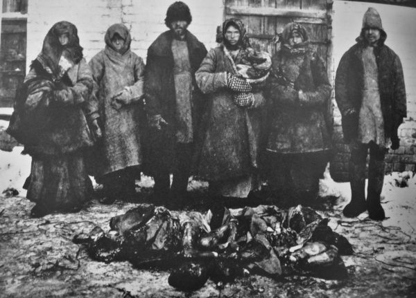 Camponeses diante de restos humanos. O canibalismo se espalhou durante a fome na Rússia entre 1921 e 1922 (Creative Commons / Wikimedia)