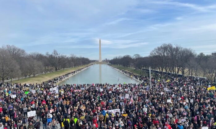 ‘Derrote os Mandatos’: milhares protestam em Washington contra decretos de vacinação