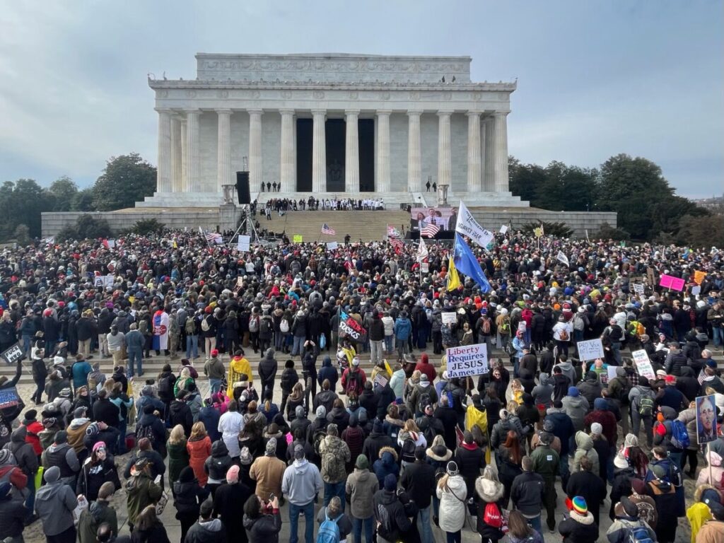 Manifestantes se reúnem no Lincoln Memorial para o comício “Defeat the Mandates” em Washington, no dia 23 de janeiro de 2022 (Lynn Lin/NTD)