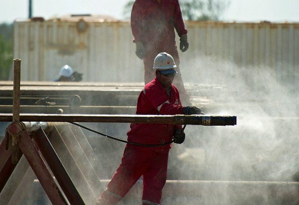Funcionários trabalham em uma plataforma de petróleo operada por Cuba e China, a leste de Havana, nesta foto sem data (Adalberto Roque/AFP/Getty Images)