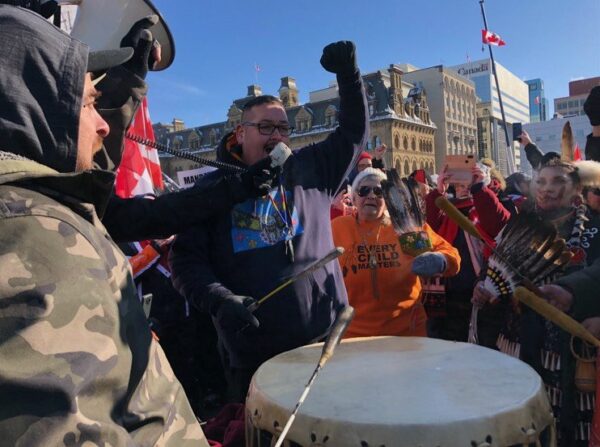  Manifestantes indígenas tocam tambor e cantam enquanto participam do protesto do comboio de caminhões no Parliament Hill, em Ottawa, no dia 29 de janeiro de 2022 (Noé Chartier/Epoch Times)