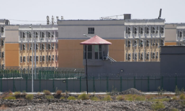 Prédios no Centro de Serviços de Treinamento em Educação Profissional, de Artux City, considerado um campo de reeducação onde a maioria das minorias étnicas muçulmanas estão sendo detidas, ao norte de Kashgar, na região noroeste de Xinjiang, na China, no dia 2 de junho de 2019 (Greg Baker / AFP via Getty Images)