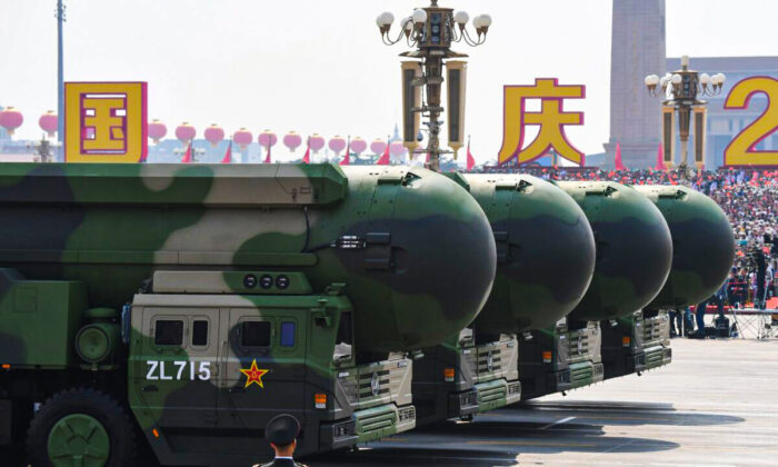 Mísseis balísticos intercontinentais com capacidade nuclear DF-41 da China são vistos durante um desfile militar na Praça Tiananmen em Pequim, na China, no dia 1º de outubro de 2019 (GREG BAKER / AFP via imagens Getty)