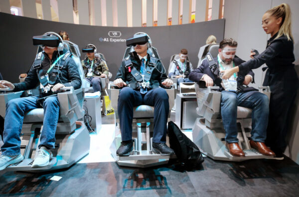Os participantes usam equipamentos de realidade virtual para experimentar o táxi aéreo da Hyundai e Uber, S-AI, na CES 2020 no Centro de Convenções de Las Vegas, no dia 8 de janeiro de 2020, em Las Vegas, Nevada (Mario Tama / Getty Images)
