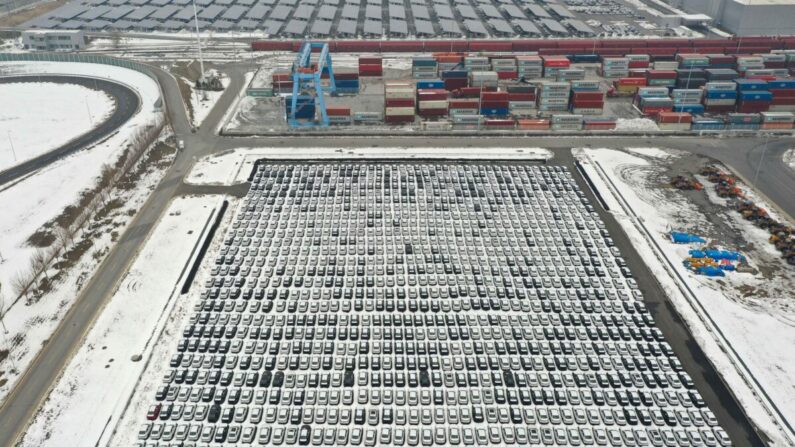 Carros se alinham ao lado de contêineres (topo) em uma fábrica da BMW em Shenyang, na província de Liaoning, nordeste da China, em 17 de novembro de 2021 (STR/AFP via Getty Images)