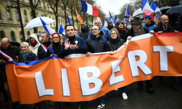 100.000 protestam na França contra proposta do novo passaporte sanitário para COVID-19