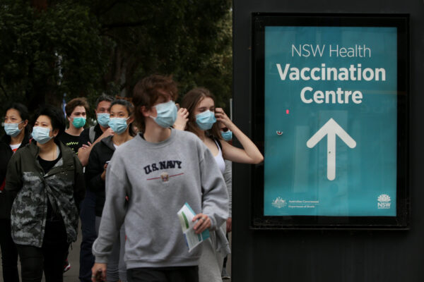 As pessoas chegam para serem vacinadas no centro de vacinação em massa de Nova Gales do Sul, em Homebush, em Sydney, na Austrália, no dia 23 de agosto de 2021 (Foto de Lisa Maree Williams/Getty Images)