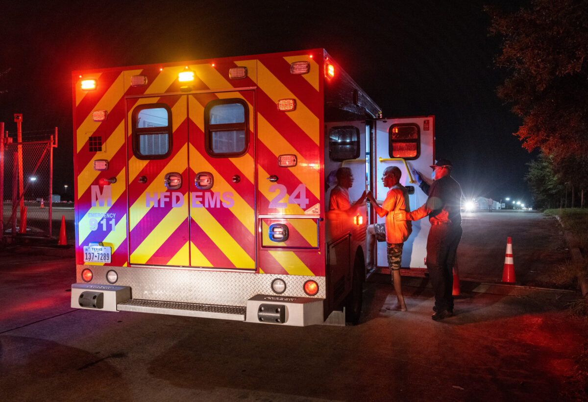 Os paramédicos do Corpo de Bombeiros se preparam para transportar um homem para um hospital em Houston, no Texas, no dia 15 de setembro de 2021 (John Moore/Getty Images)