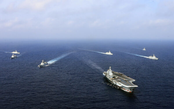 O porta-aviões da China, o Liaoning, navegando com outros navios realizam um “exercício de combate ao vivo” no Mar da China Oriental, no dia 23 de abril de 2018, uma demonstração de força da crescente marinha de Pequim em águas disputadas que irritam vizinhos (AFP via Getty Images)