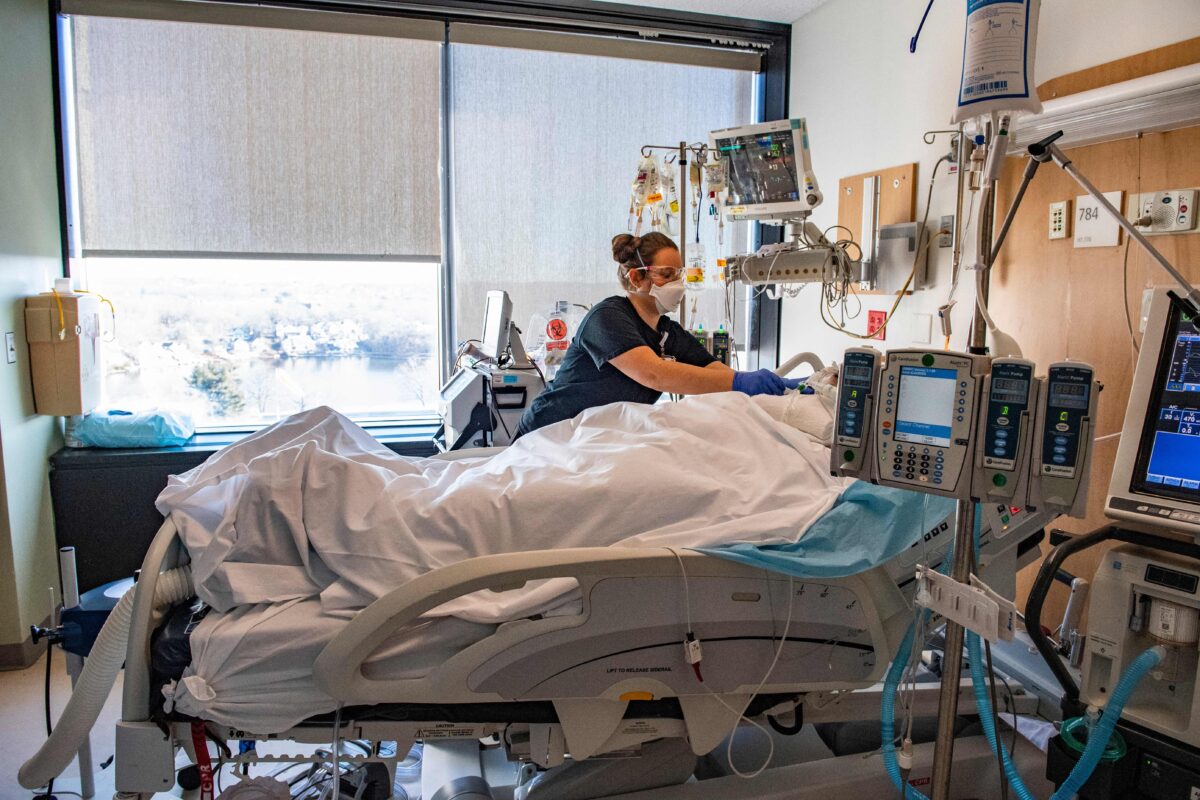 Um trabalhador médico trata um paciente não relacionado a COVID, na ala de UTI na UMass Memorial Medical Center, em Worcester, em Massachusetts, no dia 4 de janeiro de 2022 (Joseph Prezioso / AFP via Getty Images)