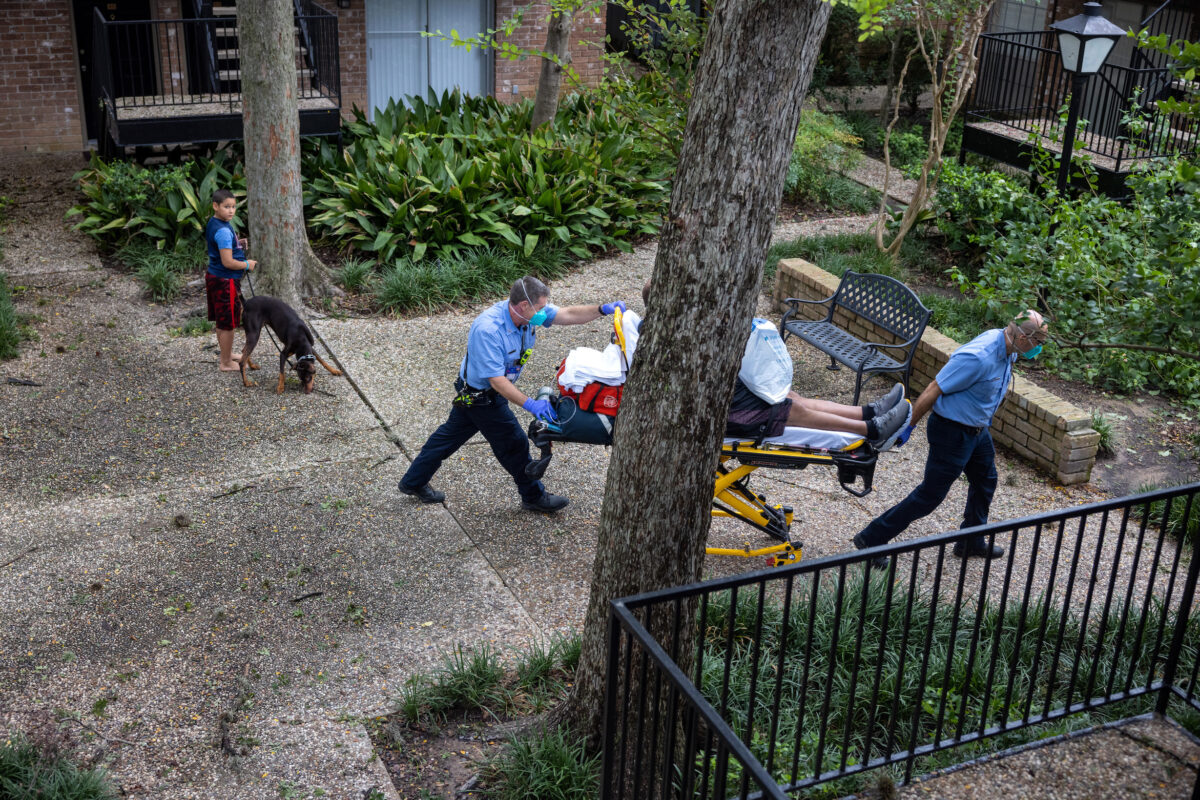 Os paramédicos do Corpo de Bombeiros de Houston transportam um homem que sofre de dificuldades respiratórias para um hospital em Houston, no Texas, no dia 14 de setembro de 2021 (John Moore/Getty Images)