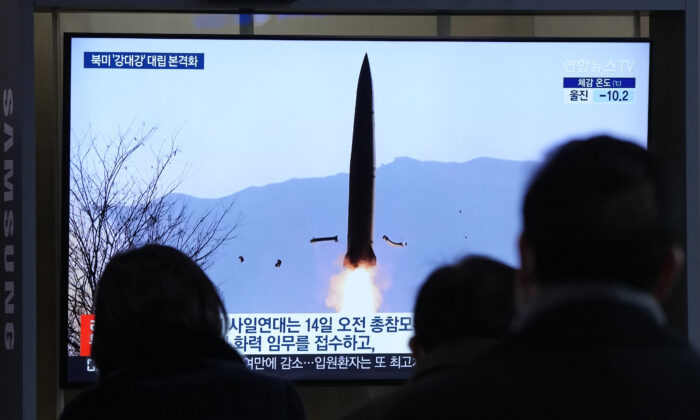 Coreia do Norte dispara dois mísseis balísticos suspeitos, sexto lançamento este mês