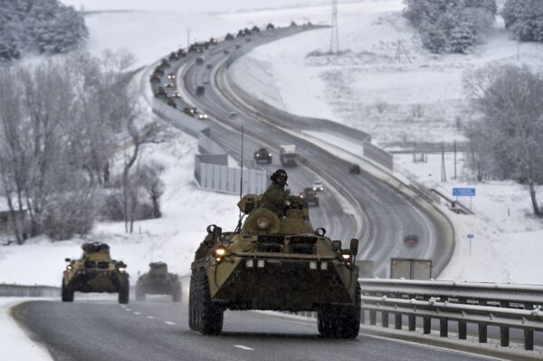Um comboio de veículos russos blindados se move ao longo de uma estrada na Crimeia, no dia 18 de janeiro de 2022 (AP Photo)