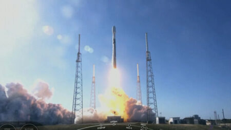 Lançamento de foguete da SpaceX leva 105 satélites ao espaço