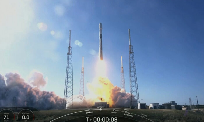 Lançamento de foguete da SpaceX leva 105 satélites ao espaço
