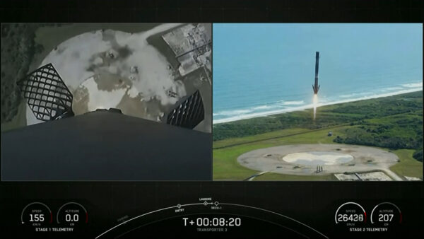 Foguete Falcon 9 da SpaceX é lançado de Cabo Canaveral, na Flórida, no dia 13 de janeiro de 2022, em uma captura de vídeo (SpaceX via AP/Screenshot via Epoch Times)